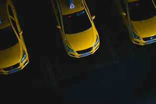 Таксисты уходят тень: целая отрасль в России оказалась на грани выживания