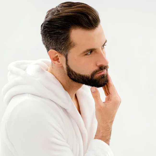 Зачем мужчины делают это: о пересадке волос в зону бровей и бороды