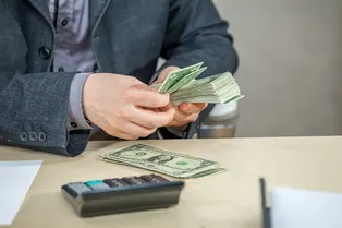 Спрос на наличные доллары вырос вдвое: купить валюту стало проблемой даже в Москве Спрос на наличные доллары вырос вдвое: купить валюту стало проблемой даже в Москве