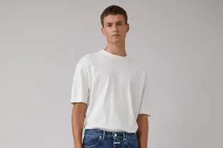 6 маскулинных образов с синими джинсами: от офиса до бара