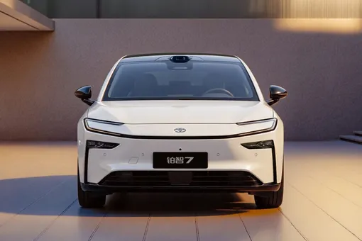 Toyota представила новый бизнес-седан: очень похож на Camry, но есть нюанс
