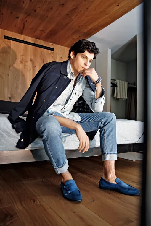 Плащ, GEOX; рубашка, PT TORINO; майка, INTIMISSIMI; джинсы, SISLEY; монки, DOUCAL’S; браслеты, GREGORY LEPS JEWELRY