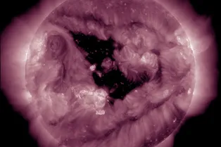 Корональная дыра нацелилась на Землю: затяжная магнитная буря уже не за горами