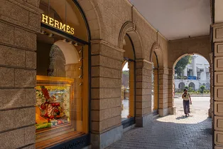Hermès обвинили в слежке за покупателями: зачем бренд проверяет адреса и соцсети своих клиентов