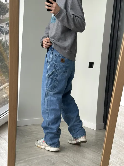 Отдавайте предпочтение джинсам «выцветших» оттенков, чтобы они смотрелись максимально аутентично