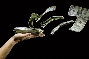 Такого не было уже 2 года: доллар внезапно упал до 77 рублей