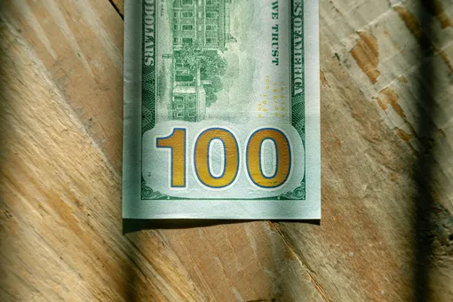 Крепнет вопреки прогнозам: что будет с рублем и долларом до конца года