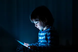 Пользователей смартфонов ждет ожирение и депрессия: ученые выяснили, чем грозит увлечение гаджетами