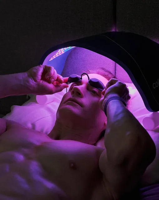 Биохакер Брайан Джонсон на омолаживающих процедурах