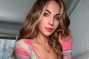 Звезда OnlyFans рассказала о самом странном фанате: она управляла его жизнью, как в Sims Звезда OnlyFans рассказала о самом странном фанате: она управляла его жизнью, как в Sims