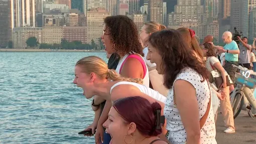 В крупных городах покричать вместе приходят сотни людей