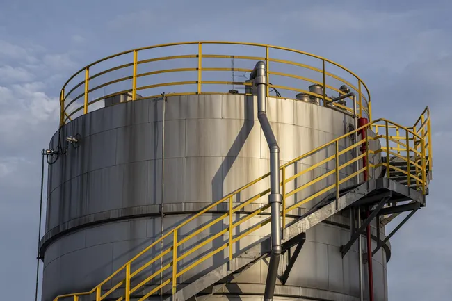 В городе выпали нефтяные осадки: что известно о пожаре на НПЗ в Рязани после новой атаки беспилотников