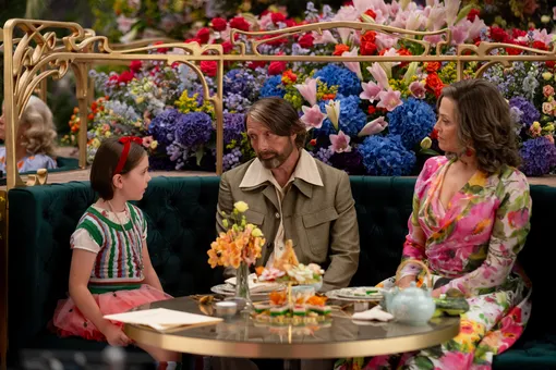 Софи Слоун, Мадс Миккельсен и Сигурни Уивер в фильме «Поймать монстра»