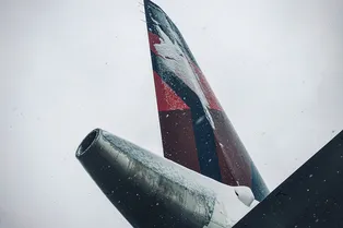 Москву заваливает снегом: в аэропортах задерживаются сотни рейсов, на дорогах снежный коллапс