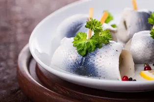 Зумеры поедают селедку ради здоровой кожи: так ли она полезна на самом деле?