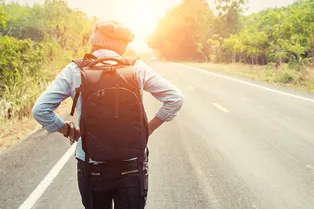 Пара блогеров отправилась пешком из Москвы во Владивосток: они в пути уже три месяца