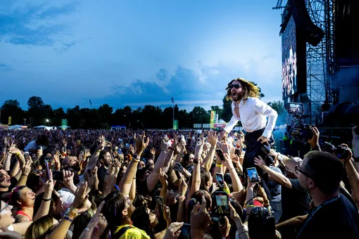 Джаред Лето с поклонниками на концерте Thirty Seconds to Mars в 2025 году