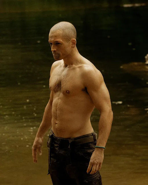 Тэрон Эджертон в фильме «Вершина» (2026) Тэрон Эджертон в фильме «Вершина» (2026)