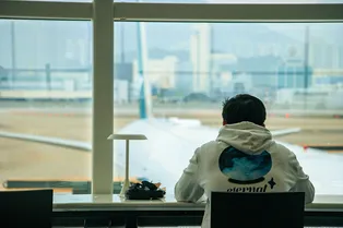 До сих пор отправляют вчерашние рейсы: что происходит в московских аэропортах после снегопада 27 апреля