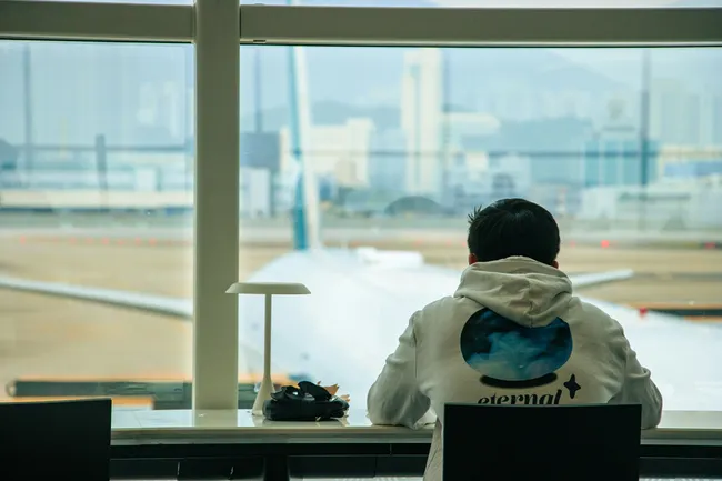 До сих пор отправляют вчерашние рейсы: что происходит в московских аэропортах после снегопада 27 апреля