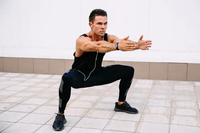 Сколько должен приседать мужчина в разном возрасте: нормативы и что они означают