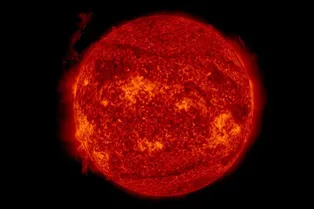 Тайна огненной короны разгадана: астрономы впервые увидели волны, которые разогревают Солнце до миллиона градусов Тайна огненной короны разгадана: астрономы впервые увидели волны, которые разогревают Солнце до миллиона градусов