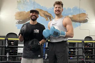 «Бокс это танец»: зачем Сергей Мезенцев надел перчатки и учится драться? «Бокс это танец»: зачем Сергей Мезенцев надел перчатки и учится драться?