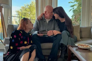 «Начал заикаться»: жена Брюса Уиллиса вспомнила первый симптом болезни актера «Начал заикаться»: жена Брюса Уиллиса вспомнила первый симптом болезни актера