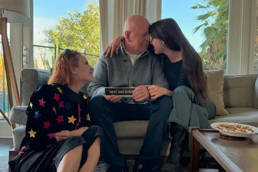 «Начал заикаться»: жена Брюса Уиллиса вспомнила первый симптом болезни актера