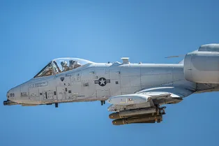 Cелфи на миллионы: пилот разбил два истребителя, пытаясь сделать фото в полете