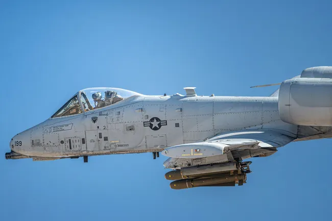 Cелфи на миллионы: пилот разбил два истребителя, пытаясь сделать фото в полете