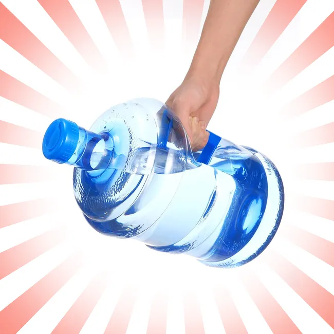 Как тренировать бицепсы с помощью обычной пятилитровой бутылки: видео