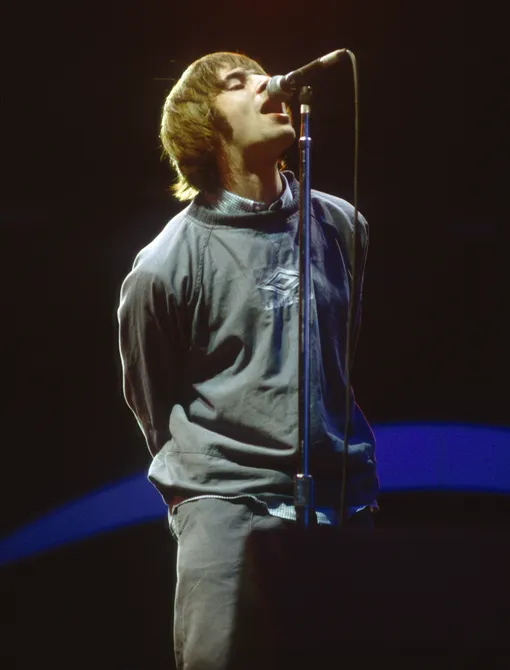 Солист группы Oasis Лиам Галлахер в джемпере Umbrо на концерте в Манчестере в 1996 году Солист группы Oasis Лиам Галлахер в джемпере Umbrо на концерте в Манчестере в 1996 году