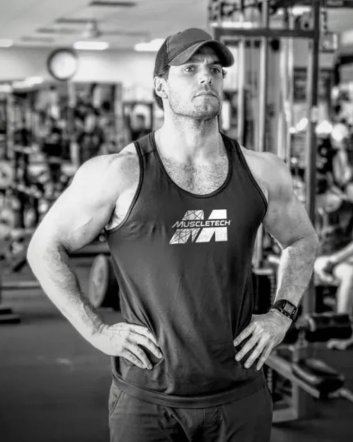 Лиам Хемсворт тренируется