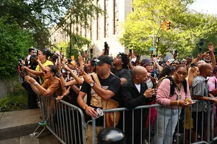 Внутри цирка суда над Пи Дидди: как кричащие фанаты, детское масло и уличные зеваки превратили все в сумасшедший дом