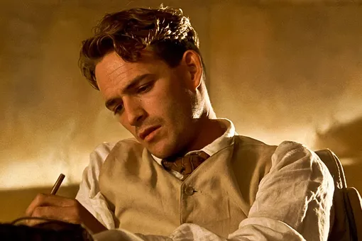 Люк Перри в эпизодической роли в начале фильма