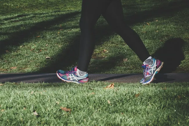 Быстрее или медленнее? Ученые назвали темп ходьбы, который спасет от инсульта и аритмии