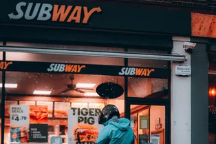 Глава Subway выступил с речью в защиту сэндвича с тунцом — ранее экспертиза не нашла там эту рыбу