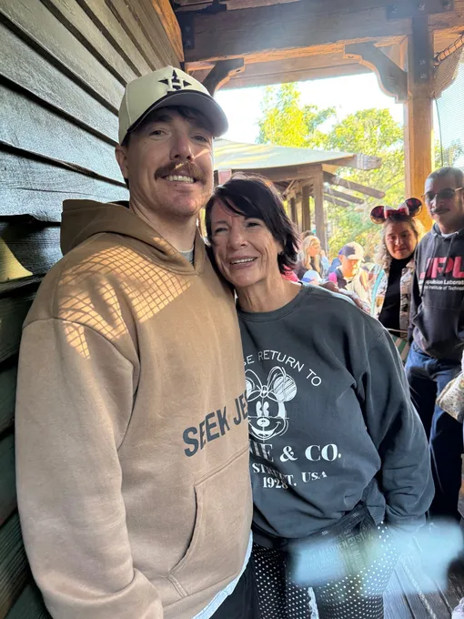 Люк занимается домом, пока его мама работает стюардессой