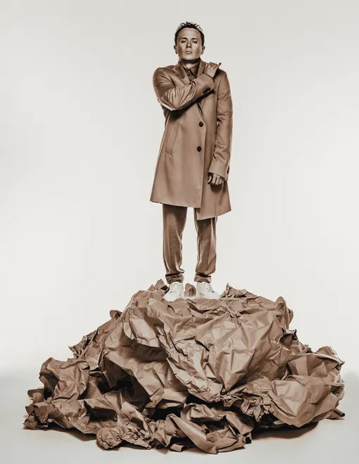 Пальто, BOGGI MILANO; рубашка, брюки и кеды, MAAG