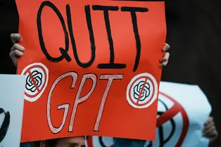 «Выключите из розетки!»: в Лондоне прошел крупнейший в истории марш против искусственного интеллекта