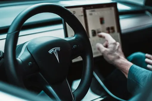Летающий «Родстер» от Tesla оказался фальшивкой: он абсолютно бесполезен на обычных дорогах Летающий «Родстер» от Tesla оказался фальшивкой: он абсолютно бесполезен на обычных дорогах