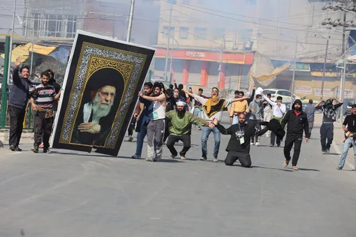 Шиитские мусульмане Ирана, протестующие против убийства верховного лидера Али Хаменеи