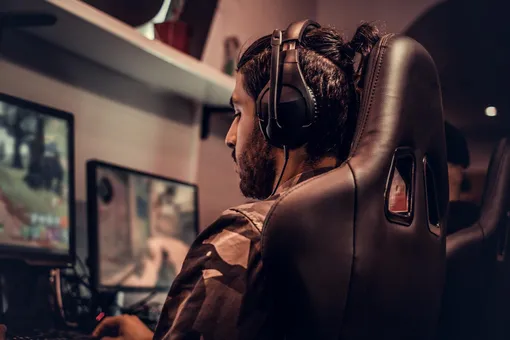 Врачи зафиксировали первый в истории массовый психоз у геймеров: те поверили, что за ними следит ИИ Врачи зафиксировали первый в истории массовый психоз у геймеров: те поверили, что за ними следит ИИ