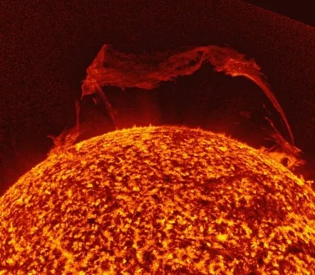 Солнечный протуберанец 19-20 ноября 2025 года