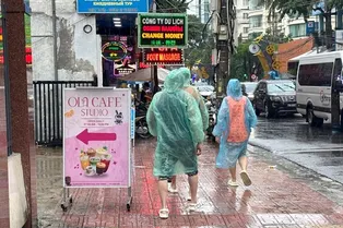 Тайфун пережили, на очереди наводнение: почти 100 россиян не могут выбраться из затопленных районов Вьетнама