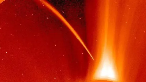 Снимки кометы, пролетающей вблизи Солнца, сделанные спутником SOHO