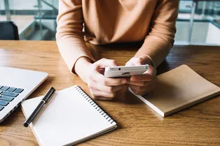 Одинокие зумеры в Китае готовы платить собеседникам за общение