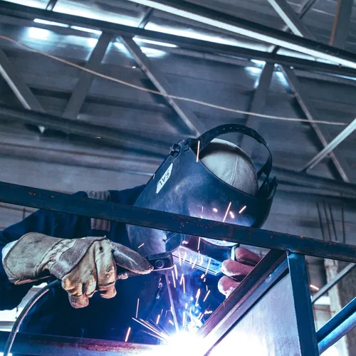 Миф о «золотых» сварщиках развеян: эксперт рассказал, сколько на самом деле получают работники в этой сфере