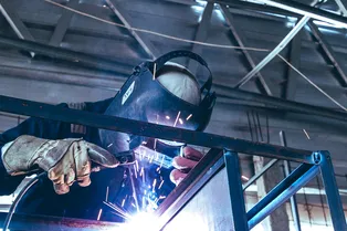 Миф о «золотых» сварщиках развеян: эксперт рассказал, сколько на самом деле получают работники в этой сфере